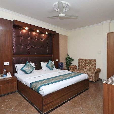 דהראדון Oyo 1822 Hotel Ambassador מראה חיצוני תמונה