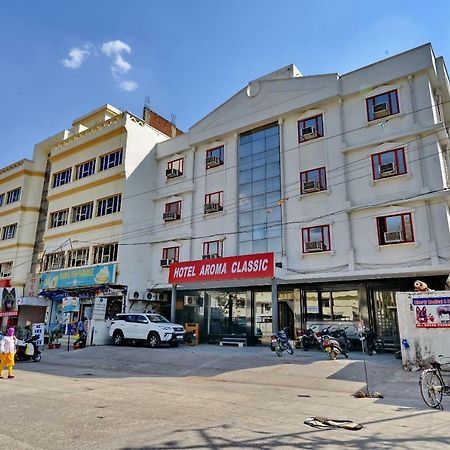 דהראדון Oyo 1822 Hotel Ambassador מראה חיצוני תמונה
