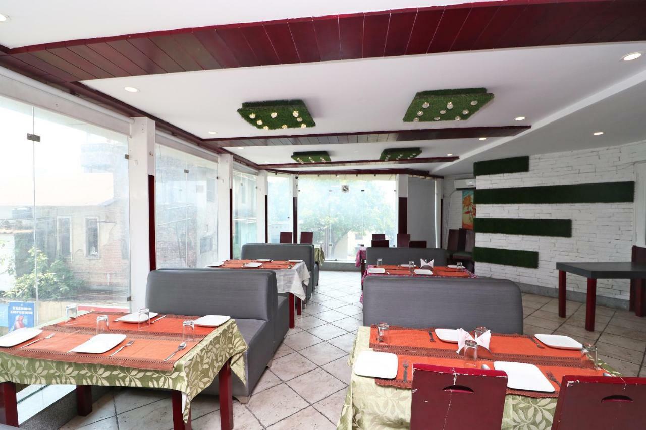דהראדון Oyo 1822 Hotel Ambassador מראה חיצוני תמונה